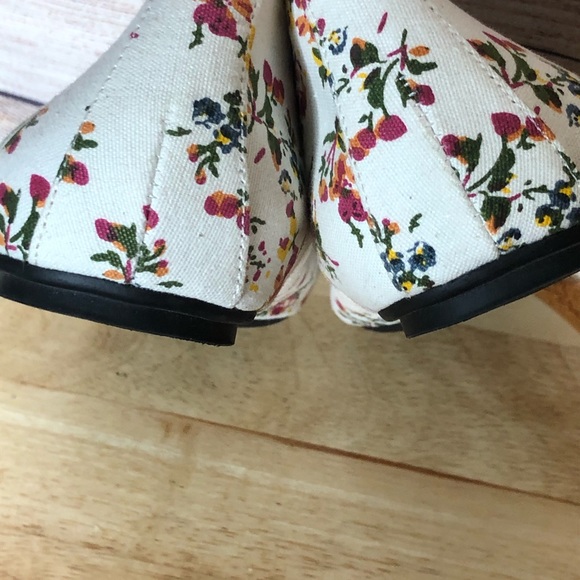 Me Too Floral Open Toe with Bow Fianna 12 Flats - Picture 6 of 6